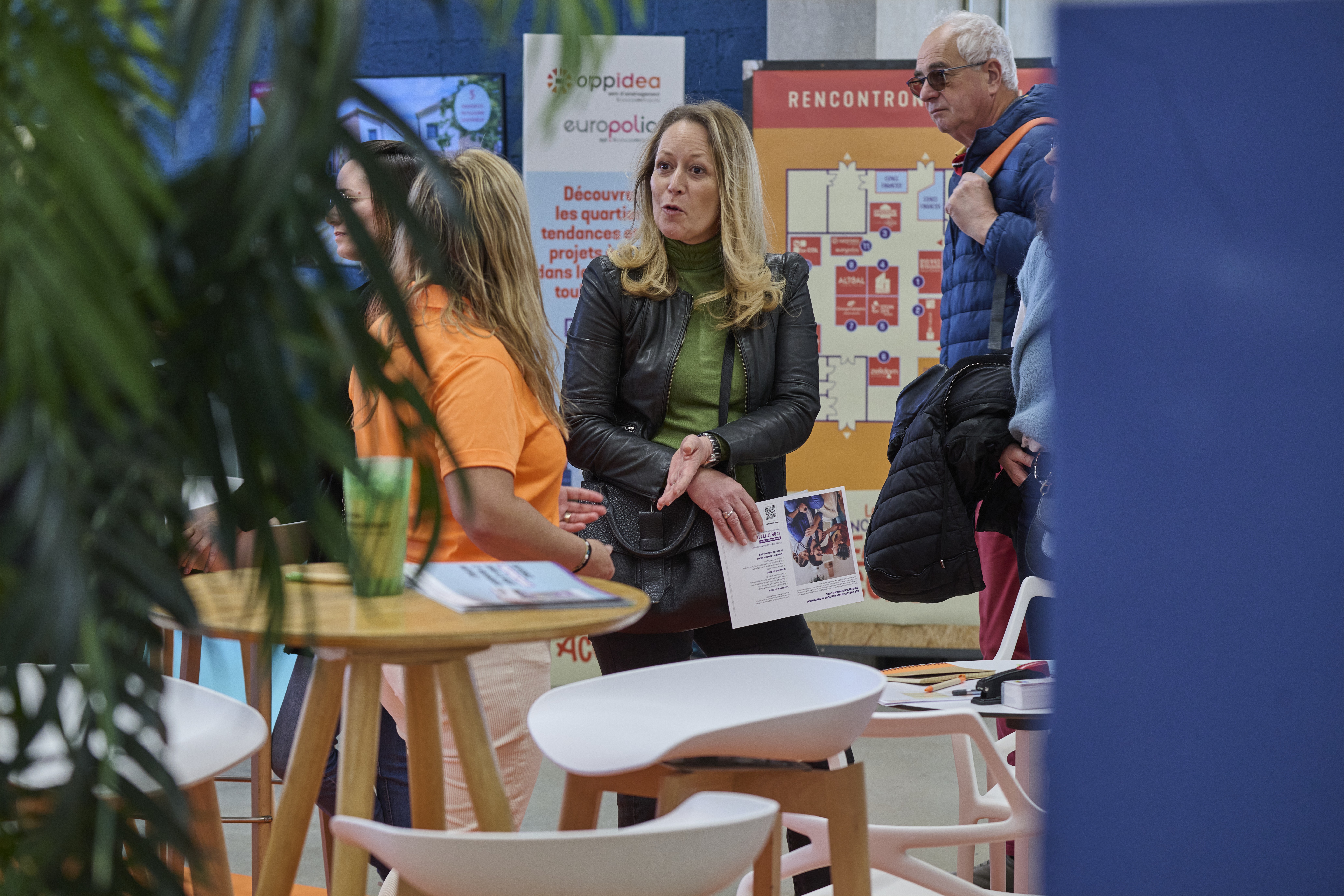 Rencontres Easy Access 2026 : exposants et visiteurs échangent sur le stand des Chalets Accession